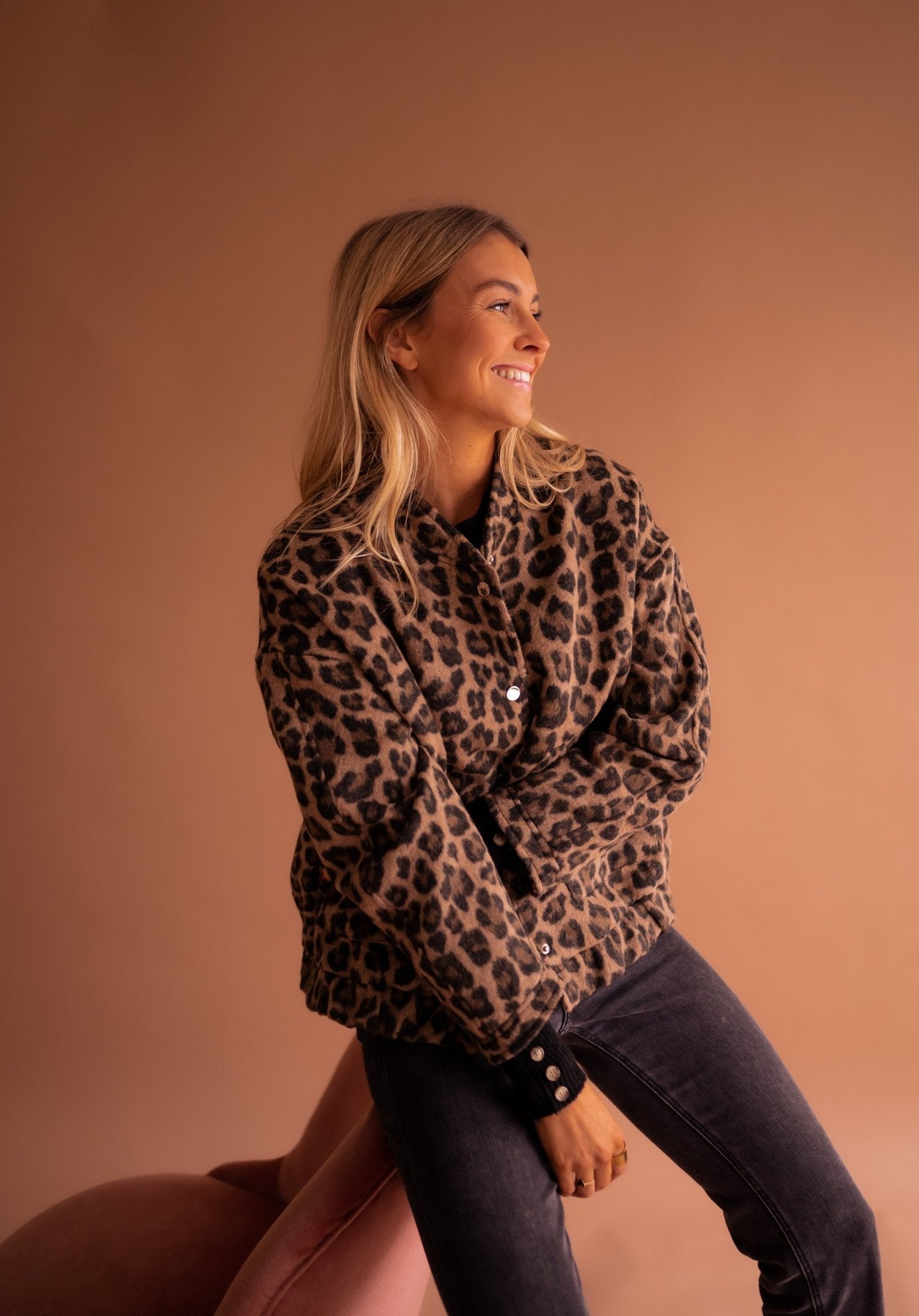 Mila | Stylová bunda s leopardím potiskem