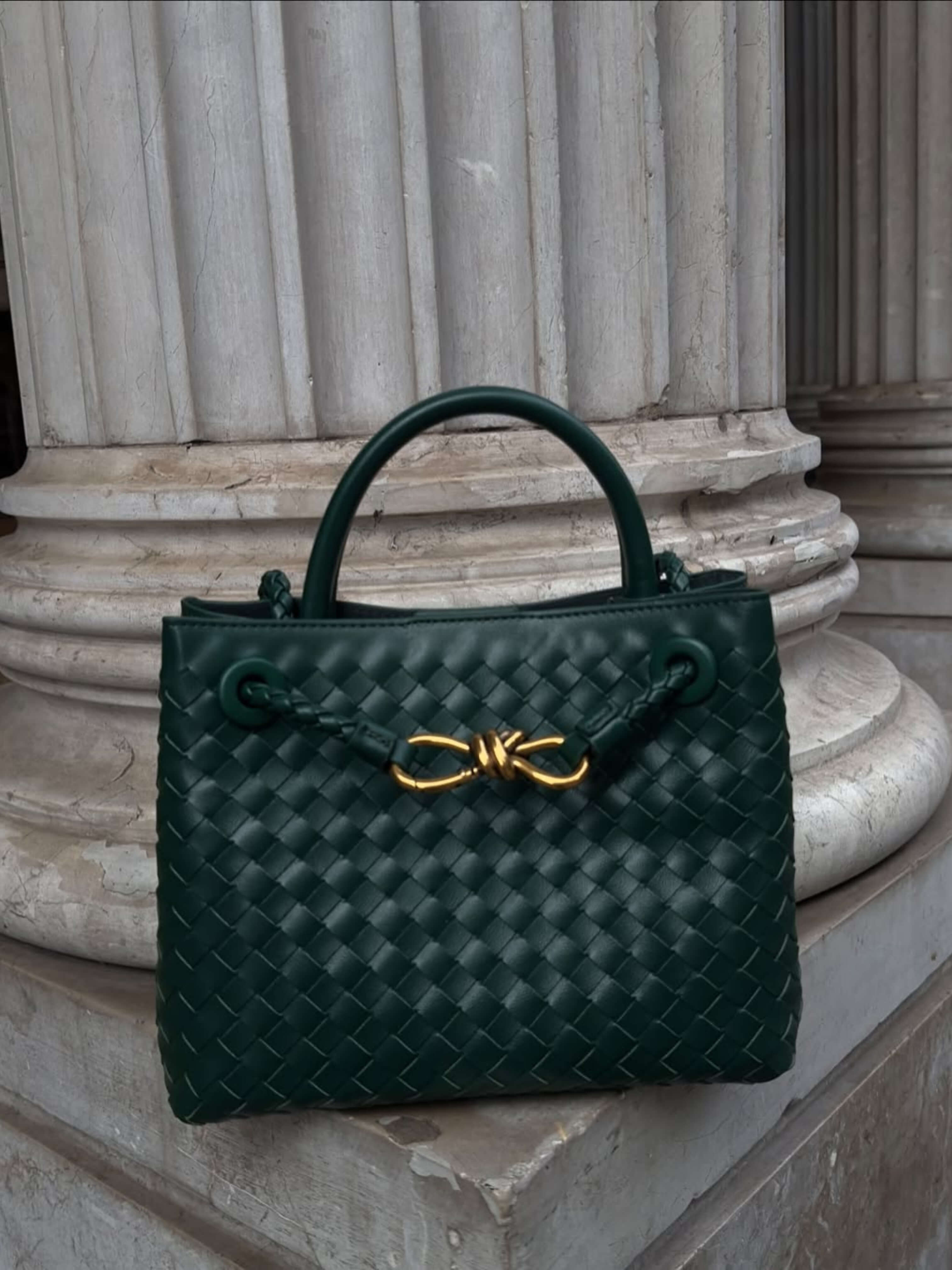 Eloise | Kompaktná tkaná kabelka s textúrovaným povrchom